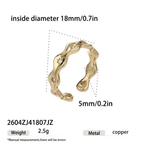 Dettaglio anello regolabile aperto con zirconi a stella, diametro interno 18mm e larghezza 5mm.