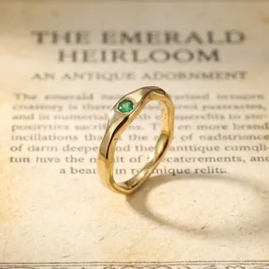 Anello aperto dorato vintage con pietra verde, design ondulato minimalista gioiello delicato.