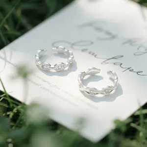 Anello aperto in argento con zircone cubico brillante, design di nicchia chic per estate.