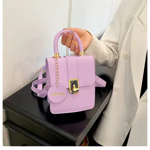 Stijlvolle paarse vierkante schoudertas voor dames, trendy kleine handtas met handvat.