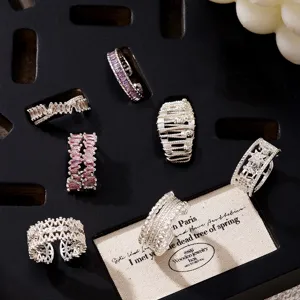 Squisito set di anelli regolabili placcati in rame-argento con scintillanti pietre di zirconia.