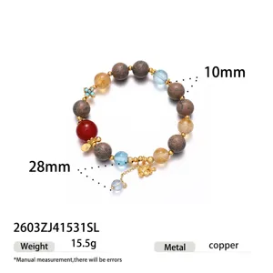 Detailansicht des neuen chinesischen Perlenarmbands mit Achat, Citrin und Metall Kleeblatt Anhängern.