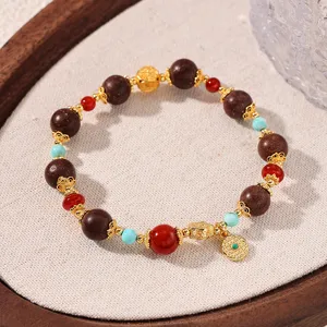 Detailansicht des neuen chinesischen Perlenarmbands mit rotem Achat und duftenden Perlen.