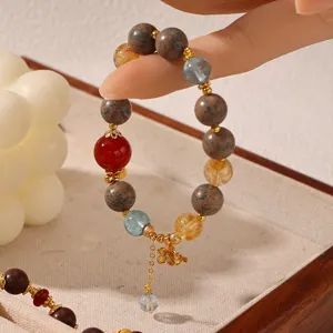 Nahaufnahme des neuen chinesischen Edelsteinperlenarmbands mit roten Achat und Citrin.