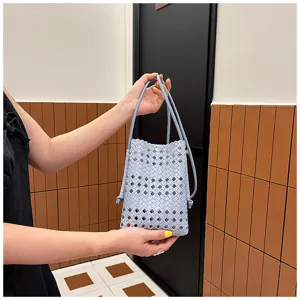 Sac bandoulière mini tissé bleu clair pour femmes, pochette de téléphone élégante et décontractée.