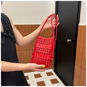 Sac bandoulière mini tressé rouge vue détaillée, cuir souple ajouré pour style quotidien.