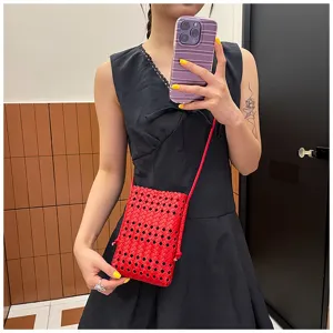 Mini sac bandoulière tissé rouge, élégant sac de téléphone à motif de grille pour l'été.