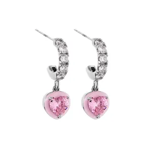 Orecchini a cerchio in argento con pendente a cuore in smalto rosa, gioielli chic di tendenza.