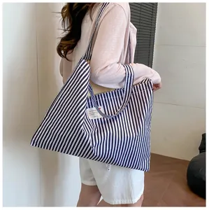 Detailansicht der lässigen blau-weiß gestreiften Canvas-Tasche mit großem Fassungsvermögen.