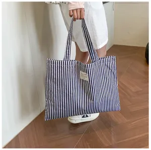 Klassische blau-weiße gestreifte Canvas-Tragetasche, große lässige Umhängetasche für Damen.