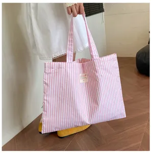 Rosa-weiße gestreifte Canvas-Tragetasche, große lässige Umhängetasche für Damen.