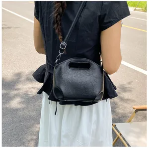Sac bandoulière noir en cuir souple avec design de poignée découpée unique pour femmes élégantes