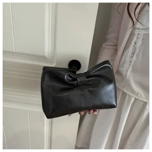 Vue détaillée du sac pochette en cuir noir plissé avec nœud, élégant sac de soirée pour femme.
