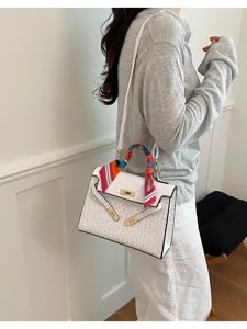 Elegante bolso de hombro blanco para mujer, textura avestruz elegante con bufanda colorida.