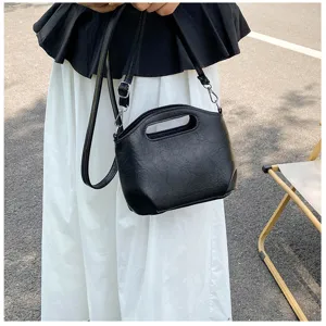 Sac à main noir en cuir souple, élégant sac bandoulière vintage avec poignée supérieure.
