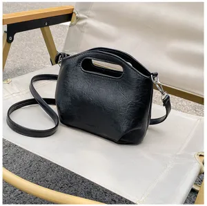 Sac à main noir en cuir souple, cabas style vintage et sac bandoulière élégant.