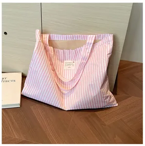 Rosa weiße gestreifte Canvas Tasche Detailansicht, Freizeittasche Label Präsentation.