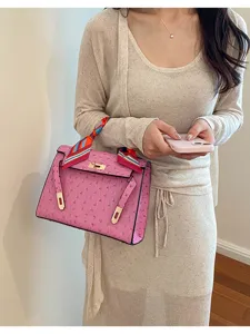Bolso de hombro rosa elegante con textura de avestruz herrajes dorados y detalle de pañuelo