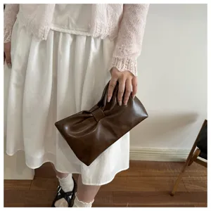 Chic marron froncee pochette noeud nuage, sac a main de soiree elegant pour tenues de mode.