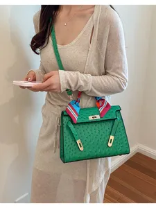 Bolso de hombro de cuero de avestruz verde, bolso minimalista y elegante para mujer.