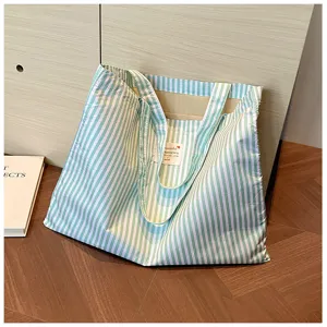 Gruen und weiss gestreifte Canvas Tote Bag fuer Damen, grosse Schultertasche fuer Alltag und Schule.