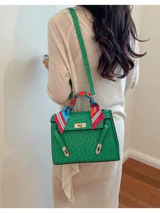 Bolso de hombro para mujer de cuero con patrón de avestruz verde y pañuelo elegante.