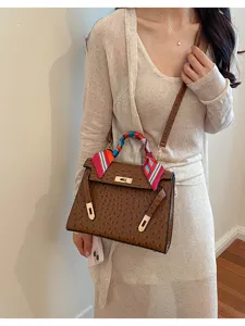 Bolso de hombro con textura de avestruz marron para mujer bolso de moda detalle