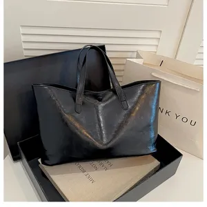 Λεπτομερης οψη μαυρης δερματινης τσαντας tote, κλασικη κομψη γυναικεια τσαντα ωμου.