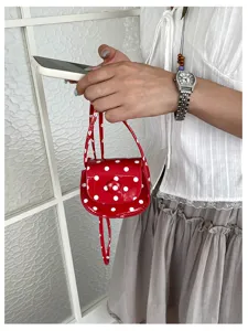 Rote Lackleder Mini Geldbörse mit weißen Punkten, süße süße Umhängetasche für Damen.
