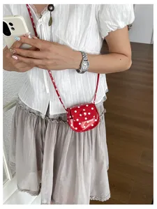 Detailansicht einer süßen roten Pünktchen Mini Umhängetasche, stylische PU Geldbörse.