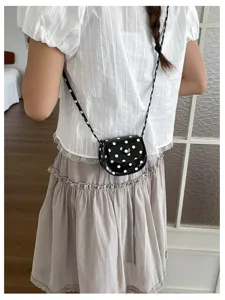 Mini schwarze und weiße Pünktchen Umhängetasche Detail, süße Mini Geldbörse für Damen.