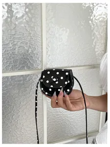 Schicke mini schwarze Pünktchen PU Leder Umhängetasche kleine Geldbörse Detailansicht.