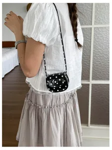 Kleine schwarz weiße Pünktchen Mini Umhängetasche süße PU Leder Schultertasche für Damen