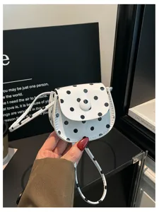 Süße weiße Pünktchen PU Mini Umhängetasche Detail, modische kleine Geldbörse für Damen.