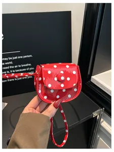 Rote Lackleder Mini Pünktchen Handtasche Detail, süßer süßer Stil Umhängetasche Geldbörse.