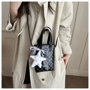 Lindo mini bolso cruzado negro con lunares y colgante de estrella de encaje dulce, detalle elegante.