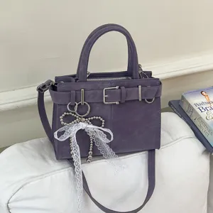 Retro lila Umhängetasche für Damen, schicke Handtasche mit Schleife und Perlenanhänger.