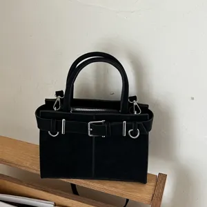 Schwarze Retro Damen Umhängetasche mit Gürteldekoration und Tragegriffen für den Alltag.