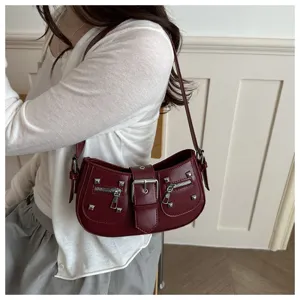 Borsa a spalla da donna in pelle rosso vino, borsa a mezzaluna retrò con borchie.