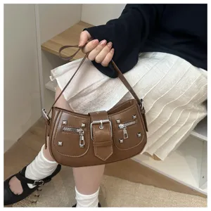 Chic borsa sotto l'ascella retrò marrone, elegante borsa a tracolla a mezzaluna con borchie.