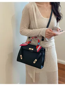 Elegante bolso de hombro negro con patrón de avestruz para mujer, bolso cruzado chic.