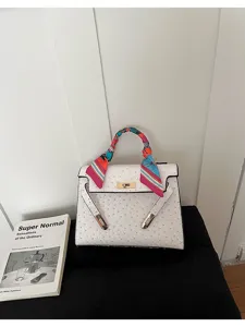 Bolso de hombro blanco con patrón de avestruz, herrajes dorados y pañuelo twilly