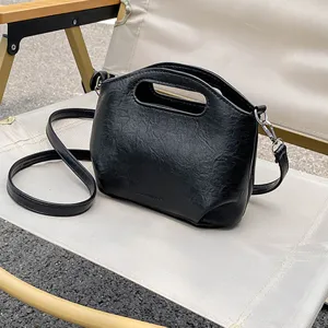 Sac a main en cuir souple noir, sac bandouillere vintage elegante pour femmes.