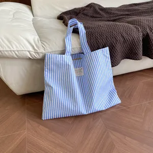 Blau-weiß gestreifte Canvas-Stofftasche, große Freizeittasche für Damen und Studenten.
