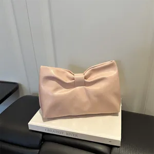 Élégante pochette rose plissée nœud, sac de soirée design nuage chic pour femmes.
