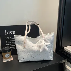 Weißer Shopper mit Sternen-Print für Damen, große Freizeittasche mit Sternen-Anhänger.