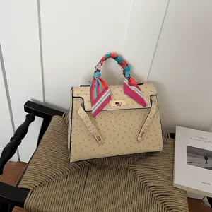 Bolso de hombro elegante para mujer con textura de avestruz de alta calidad y pañuelo de seda color.