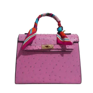 Bolso de mano rosa con patron de avestruz y panuelo, elegante bolsa para mujer.