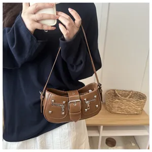 Borsa a tracolla marrone a mezzaluna in pelle con eleganti borchie e tasche con zip