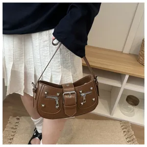 Chica borsa da donna marrone sotto l'ascella, borsa a spalla a mezzaluna retro con fibbia e rivetti.